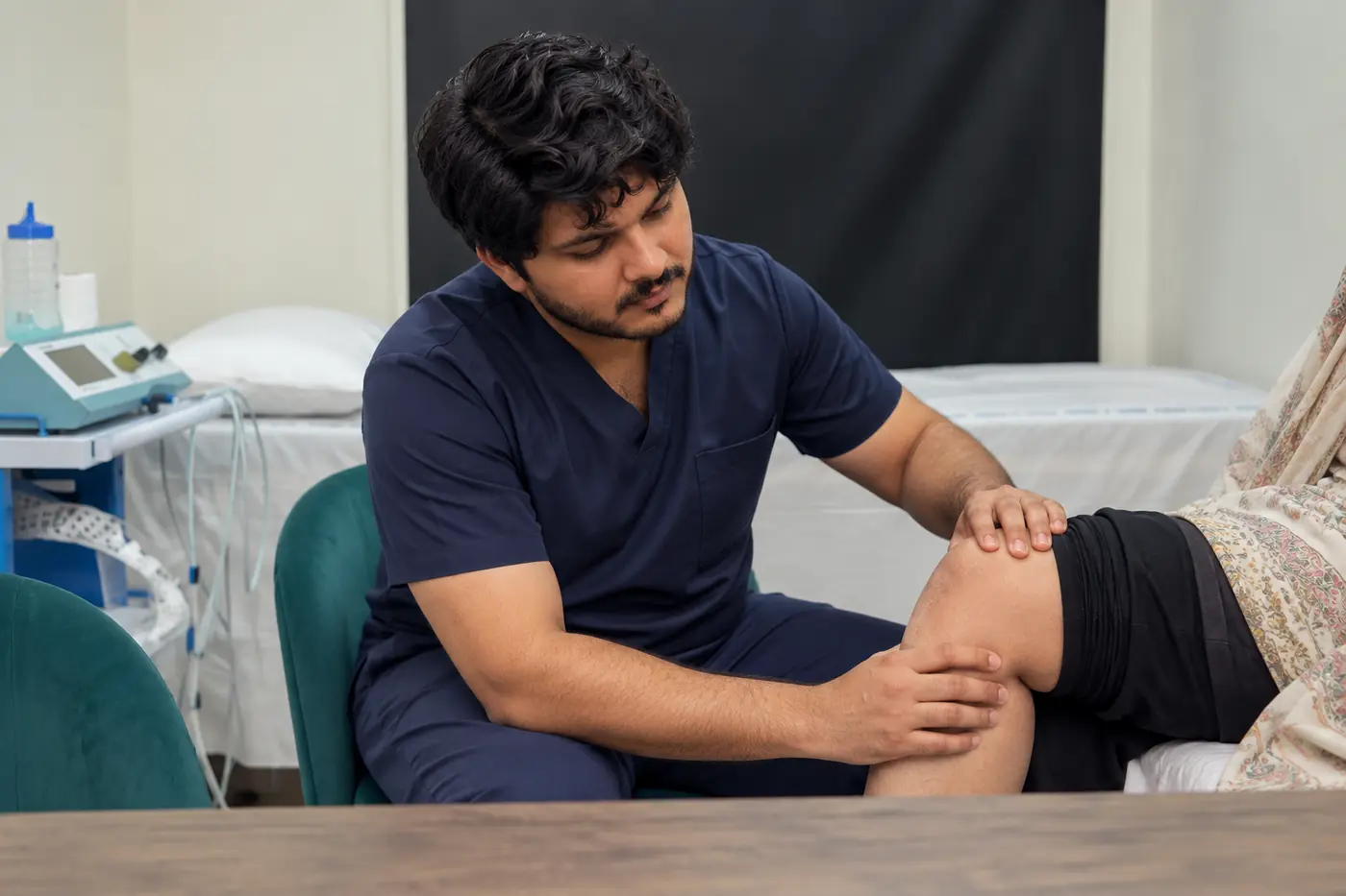 Persistent Knee Pain Assessment at WHPT Pakistan WHPT Pakistan physiotherapist in Bahria Town Lahore assessing persistent knee pain