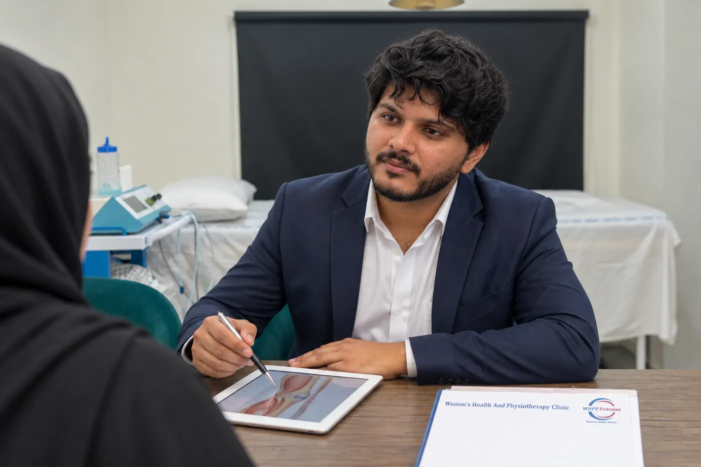 WHPT Pakistan physiotherapist in Bahria Town Lahore planning knee rehabilitation with a patient