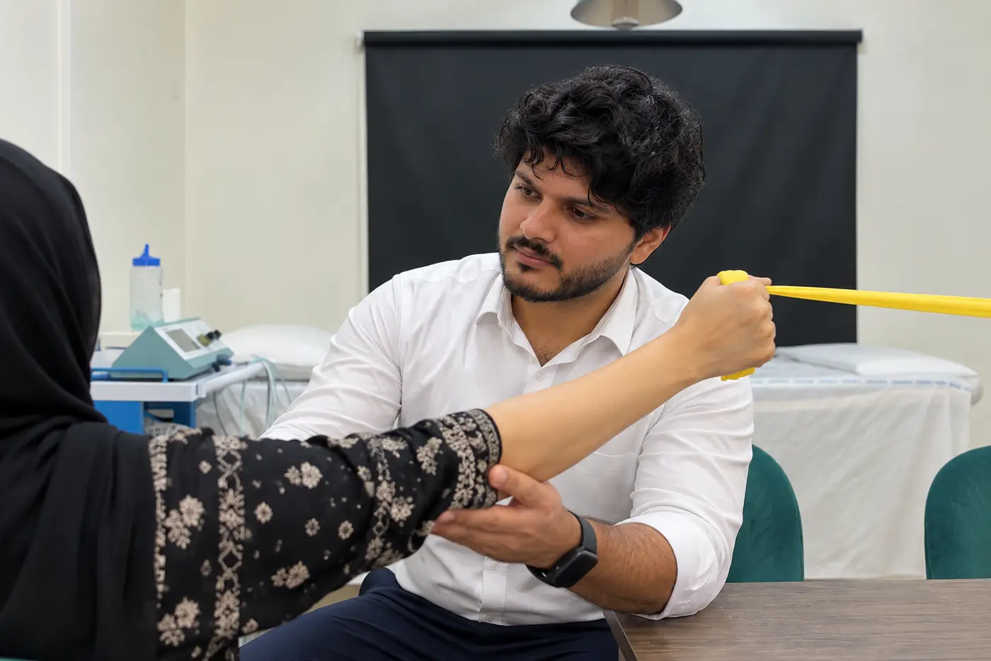 Personalized Knee Exercise at WHPT Pakistan WHPT Pakistan physiotherapist in Bahria Town Lahore supervising personalized knee exercise